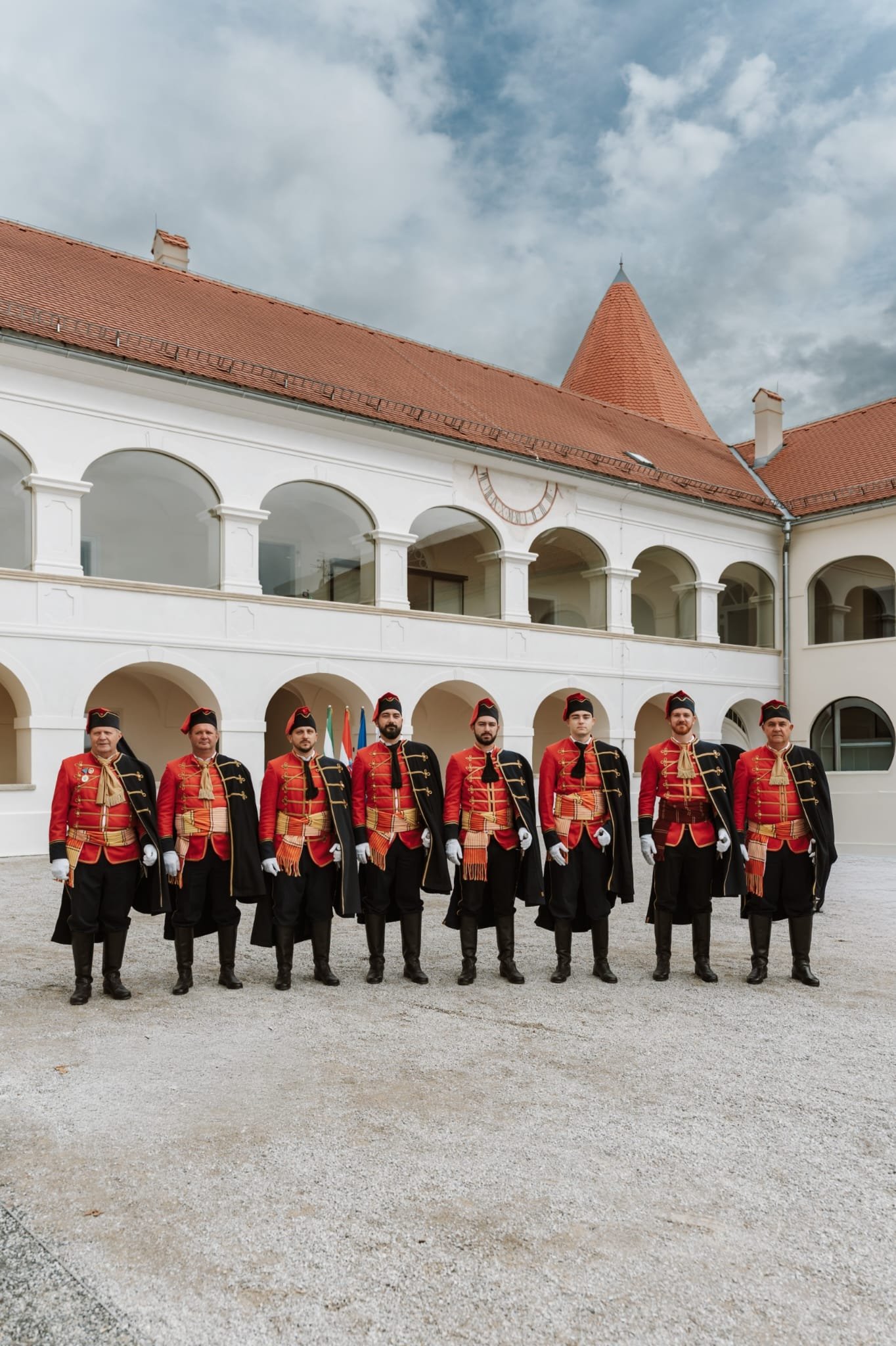 Članovi Svetonedeljske garde u svečanim odorama u dvorištu dvorca